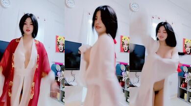 【高颜反差美少女】长安城抖音风艺校才女杨晓花定制露脸福利，现代古风各种裸舞，又美又欲，值得一看